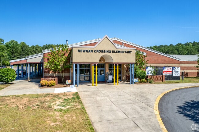 Newnan Crossing Elementary School has a student-teacher ratio of 15 to 1.