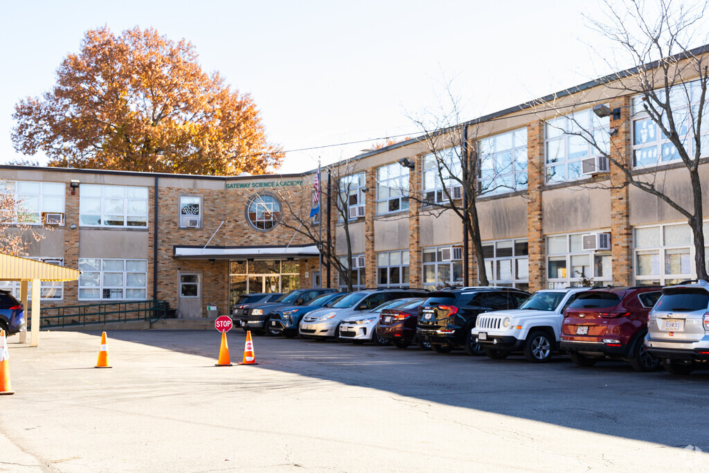 Gateway Science Academy of St. Louis provides education in the neighborhood of
Lindenwood Park.