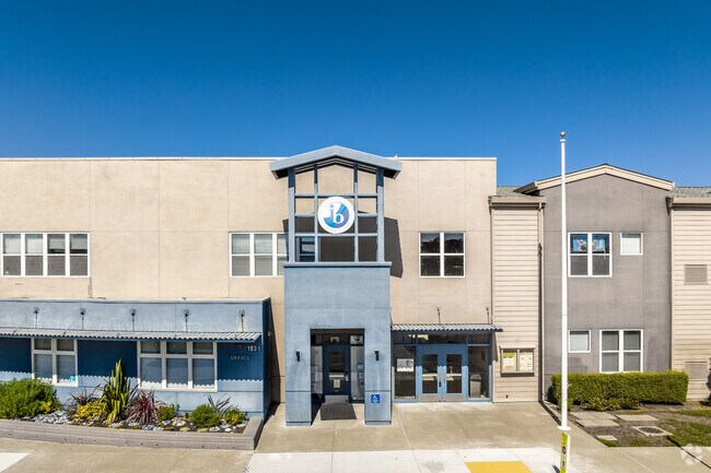 The main entrance to Sunnybrae Elementary School welcomes all students.