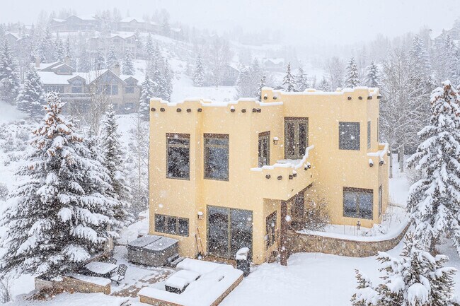 Singletree, one of Edwards’ most desirable neighborhoods, offers quiet, walkable streets and golf course views. Developed in the ‘90s, this high-end community reflects the area’s blend of upscale mountain living and outdoor recreation, making it a prime destination for homebuyers.