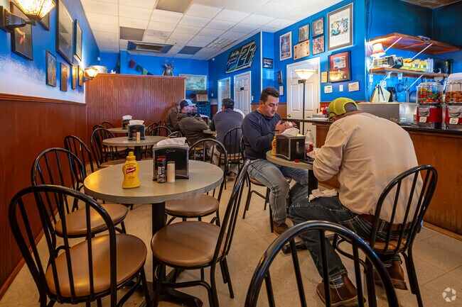 Anita’s Smokin’ Steak Burgers near Hahnville burgers and poboys to a hungry crowd.