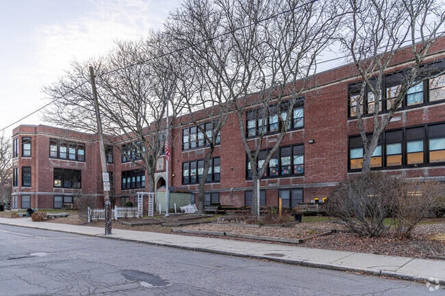 Underwood Elementary School serves students K-5 in Newton.