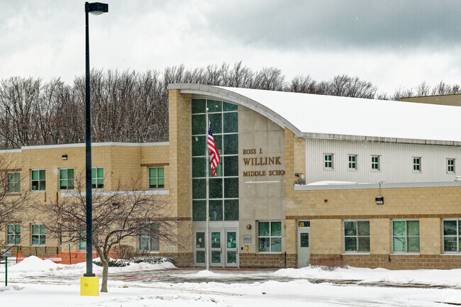 Willink Middle School has 925 students in grades 6-8 with a student-teacher ratio of 10 to 1.