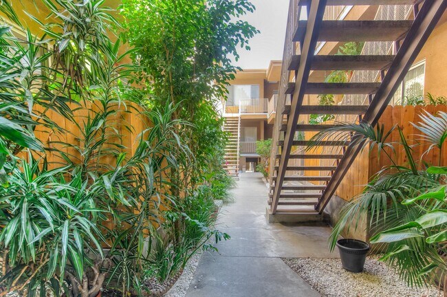 1236 Amherst Ave unit 11, Los Angeles, CA 90025 - photo 2