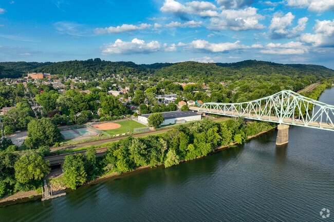 Ohio River runs through Sewickley neighborhood.