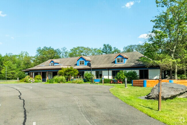 Hudson Valley Sudbury School has 80 students in grades K-12 with a student-teacher ratio of 16:1