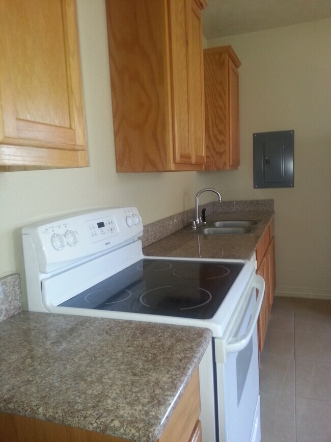 2530 Liberty St unit 4, Beaumont, TX 77702 - photo 4