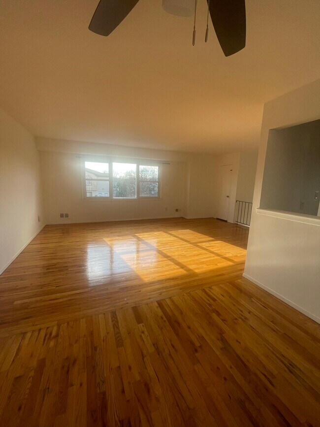 37 Cedarwood Ct Unit 2, Staten Island, NY 10303