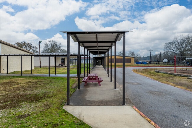 Hull-Daisetta Elementary serves grades K-6