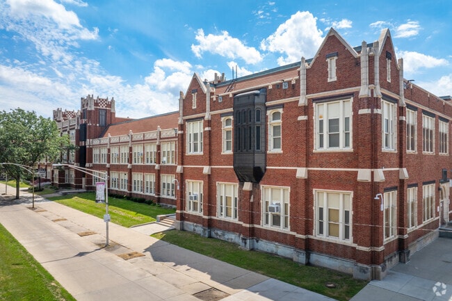 Emil Hirsch Metropolitan High School has a student-teacher ratio of 10 to 1.