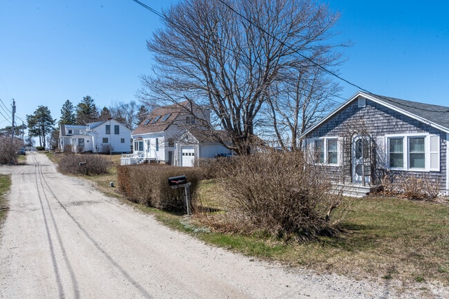 Street view of coastal cottages in Harpswell, Maine