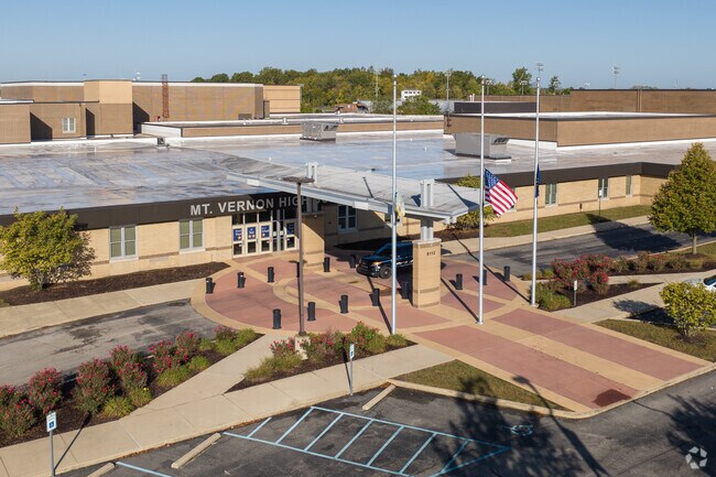 Mt. Vernon High School has a teacher student ration of 17-to-1 and score of B on Niche.com.