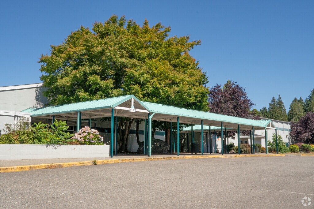 Pacific Middle School located in the Central Des Moines neighborhood.