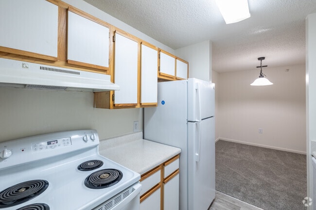 2BR, 2BA - 976SF - Kitchen