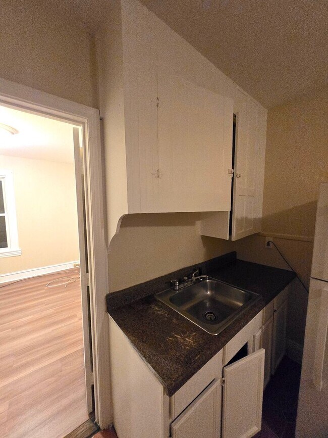 47 Montgomery St unit 1M, Pawtucket, RI 02860 - photo 3