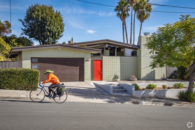 Lake Murray boasts stunning mid-century modern homes with sleek, timeless designs.