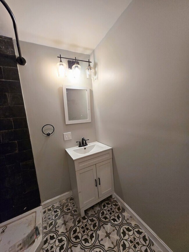 457 Admiral St unit 1, Providence, RI 02908 - photo 5