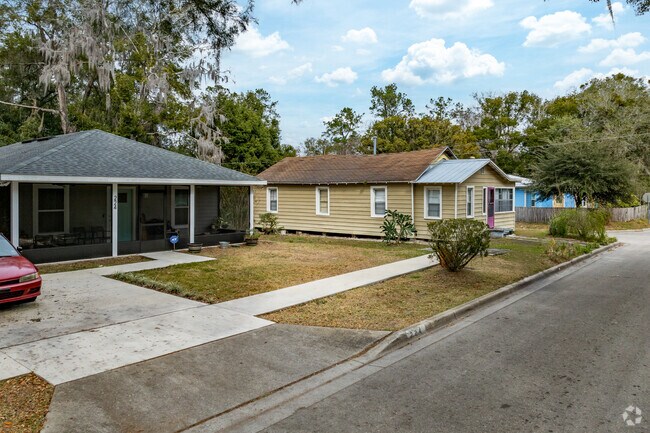 Sugarhill homes often feature screened-in porches and Florida rooms.