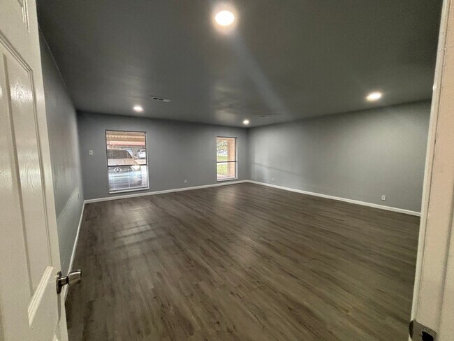 1212 N Creek Dr, Fort Worth, TX 76179 - photo 3