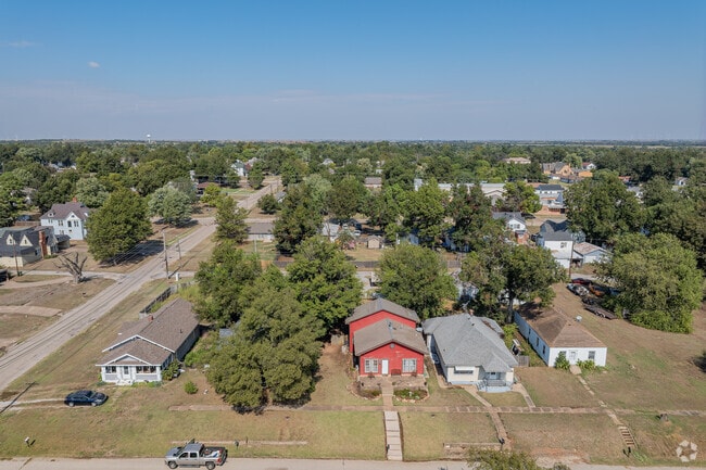 In central Perry, Craftsman, ranch, and split-level homes line the streets.