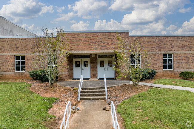 Palmer Middle School scores an overall A- on Niche.