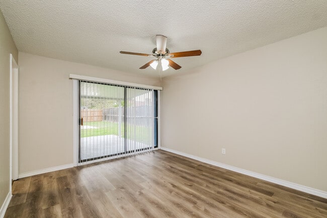 305 Pebblebrook St, Arlington, TX 76014 - photo 4