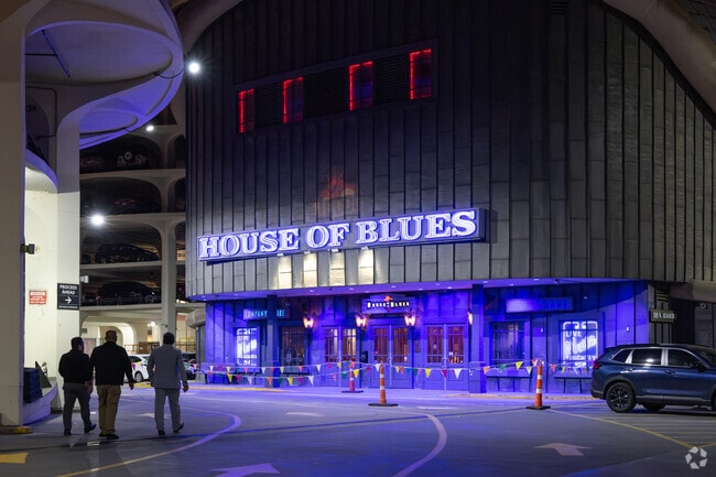 River North residents enjoy amazing nightlife experiences at spots like House of Blues.