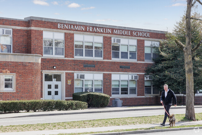 Benjamin Franklin Middle School in Ridgewood, NJ receives an overall grade of A from Niche.