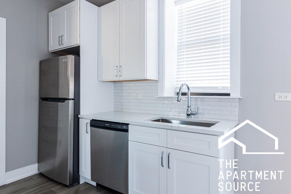 3939 N Janssen Ave unit 3, Chicago, IL 60613 - photo 1