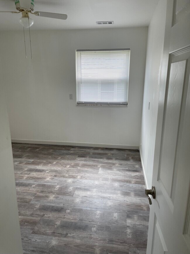 113 E Hope Dr unit B, Upland, IN 46989 - photo 4