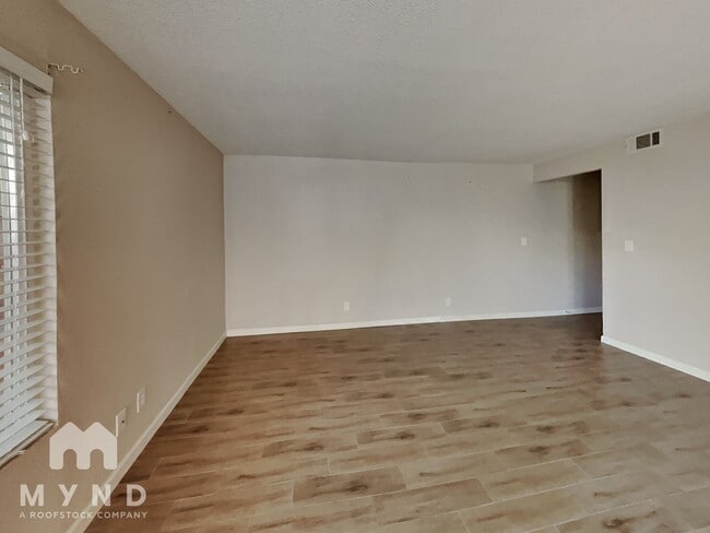 2336 Villanova Cir unit 8, Sacramento, CA 95825 - photo 5