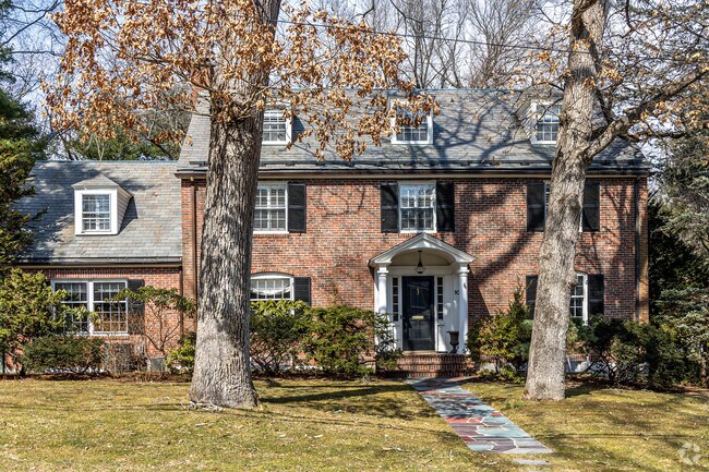 Single family homes are the most common in the town of Wellesley Farms.