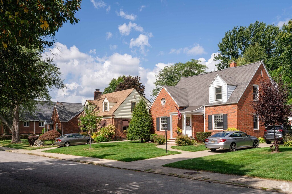 About Deerhurst Park Schools, Demographics, Things to Do