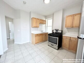 165 Grove St Unit 6, Chestnut Hill, MA 02467