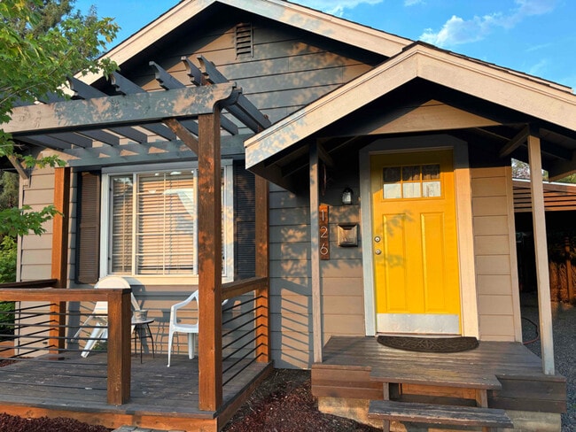 126 SW 4th St, Redmond, OR 97756 - photo 3