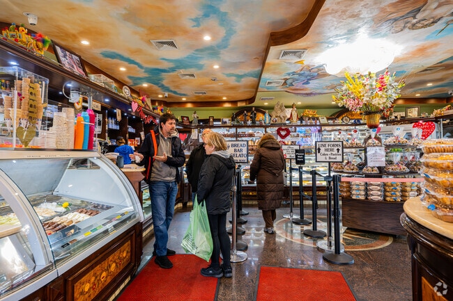 Villabate Alba sells sells traditional Sicilian pastries, plus gelato which is very popular.