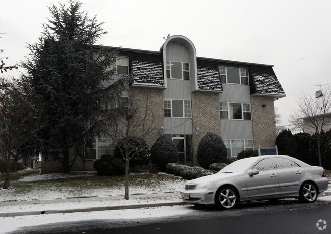 Francziszka Gardens, Linden, NJ 07036 - photo 2