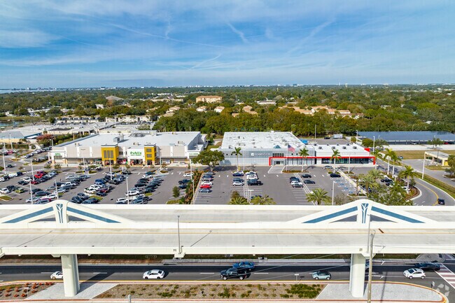 Gandy Boulevard retail center in Sun Bay South has plenty of options for dining and shopping.