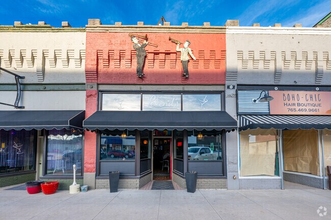 Legend’s Cocktail Lounge has some of the best food in Peru, serving up dishes like seafood ravioli, filet kabobs and a wide selection of burgers.