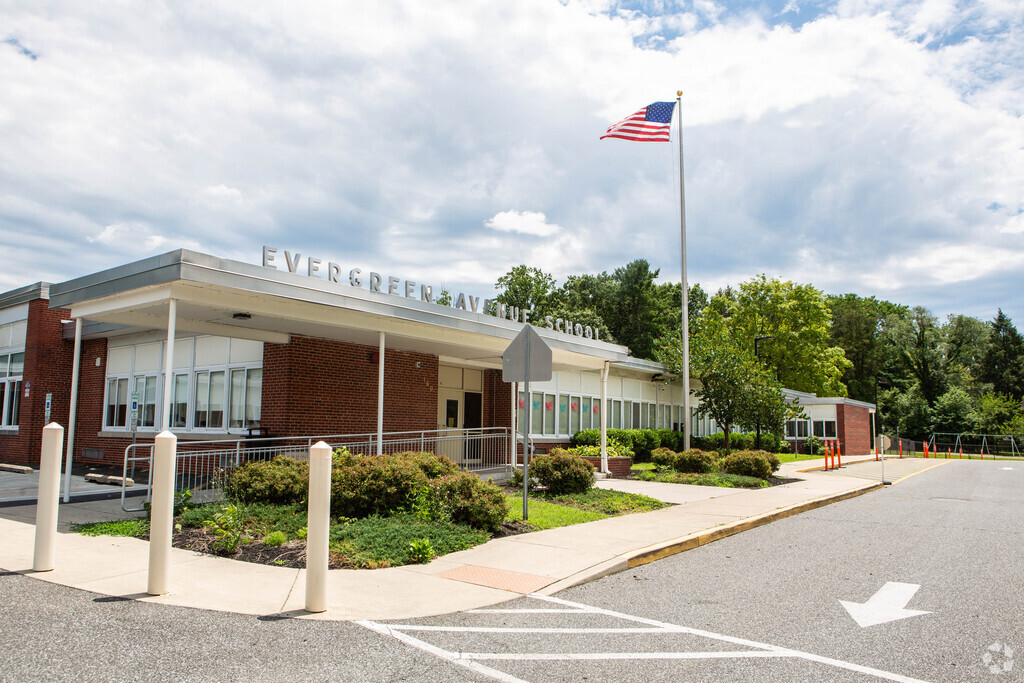 Main entrance to Evergreen Avenue Elementary School in Lower Gloucester County, Woodbury NJ