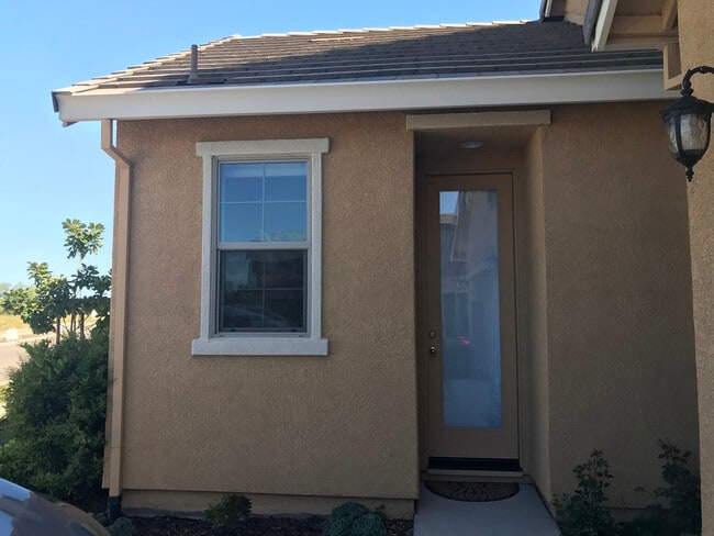 562 Sandy Shores Dr, Lathrop, CA 95330 - photo 2