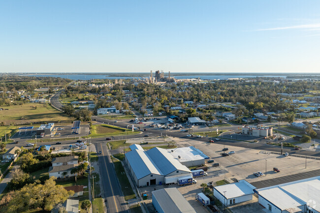 City life, industry, and quiet small town living are just a few of the things that draws families to Springfield.