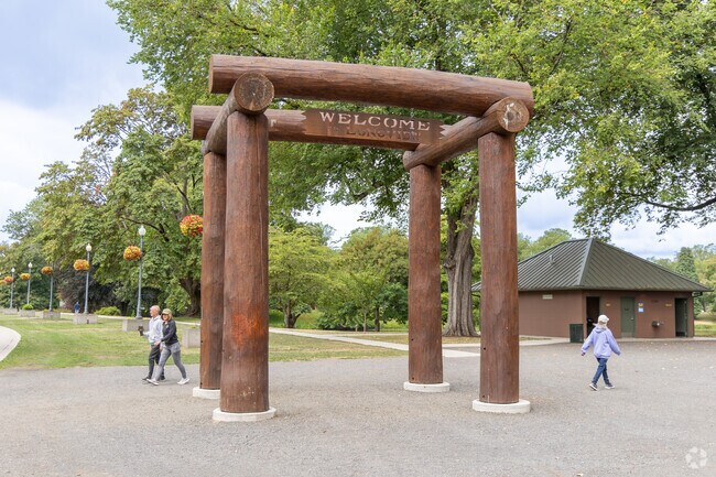 Columbia Valley Gardens residents are a short drive from Lake Sacajawea Park.