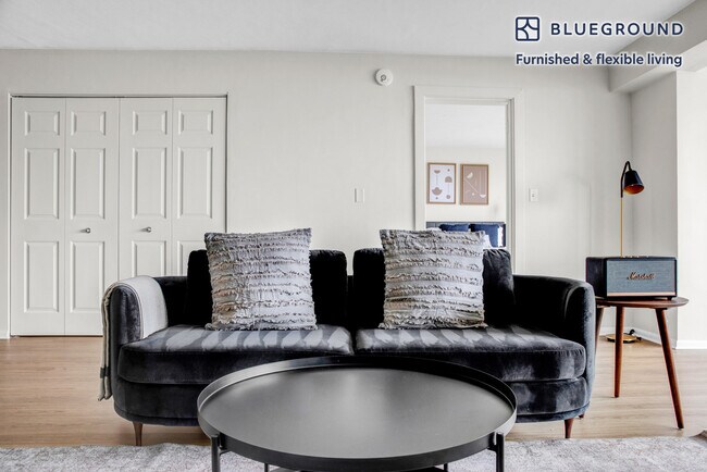 10 Emerson Place unit FL23-ID496, Boston, MA 02114 - photo 2