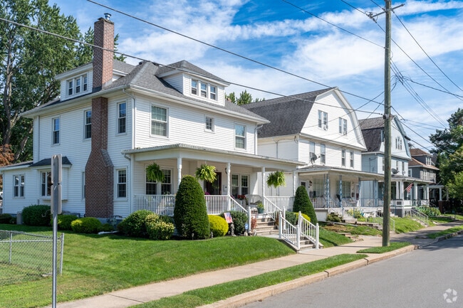 American Foursquare homes with gambrel-style roofing are common in Forty Fort.