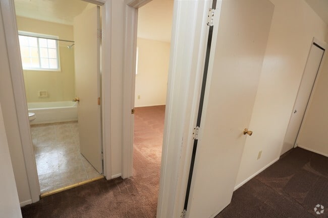 Lafayette Village, Parma, OH 44130 - photo 5