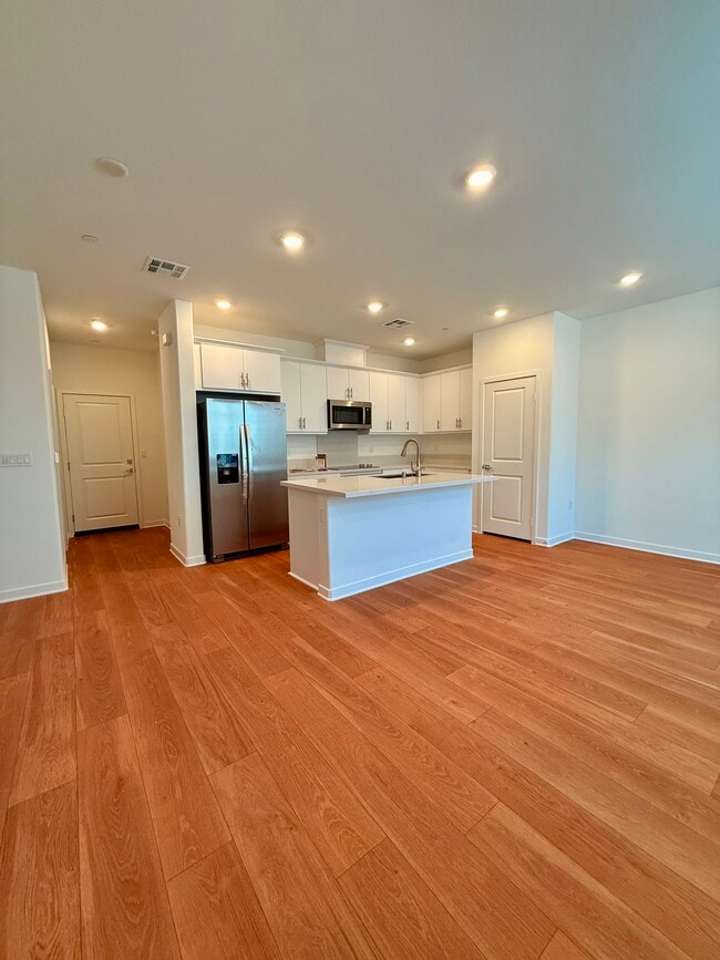 2583 Cloudview Privado unit 8, Ontario, CA 91761 - photo 2