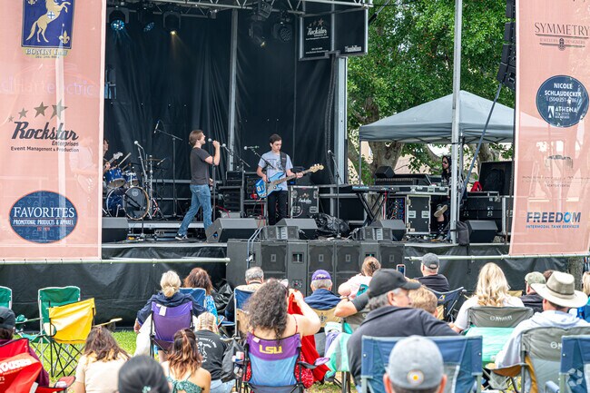Relax and enjoy live music at the Bucktown Seafood Festival.