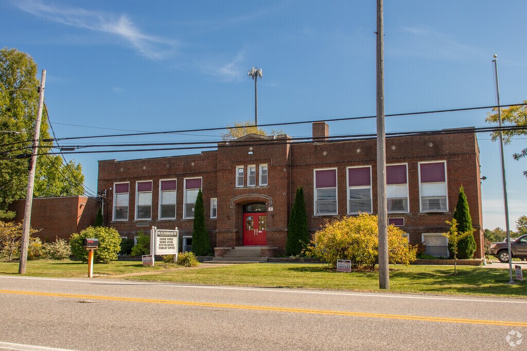 Hambden Elementary School provides education in the neighborhood of 
Outlying Geauga County