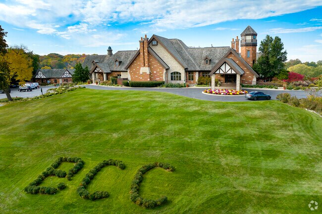 Biltmore Country Club features a large clubhouse in North Barrington.